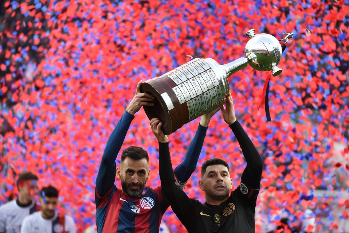 Sebastián Torrico, Néstor Ortigoza, la Copa Libertadores 2014 y las camisetas de San Lorenzo: más arriba, sólo el cielo.