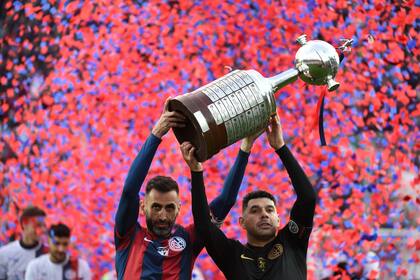 Sebastián Torrico, Néstor Ortigoza, la Copa Libertadores 2014 y las camisetas de San Lorenzo: más arriba, sólo el cielo.