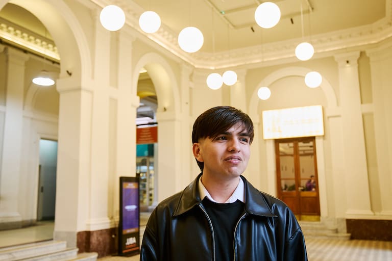 Sebastián, un joven que vive en el Impenetrable santiagueño , fue becado para estudiar en la Facultad de Ciencias Económicas de la UBA y ya está trabajando.
27/08/2026.