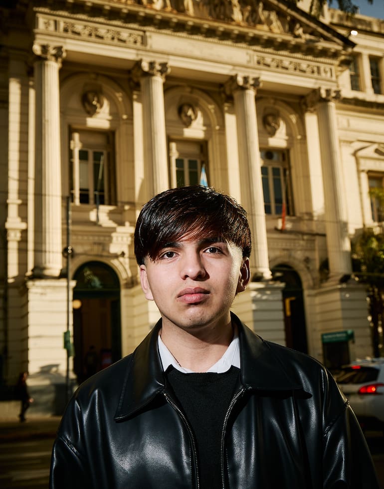 Sebastián, un joven que vive en el Impenetrable santiagueño , fue becado para estudiar en la Facultad de Ciencias Económicas de la UBA y ya está trabajando.
27/08/2026.