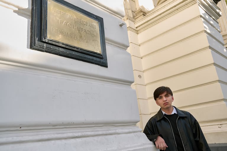 Sebastián, un joven que vive en el Impenetrable santiagueño , fue becado para estudiar en la Facultad de Ciencias Económicas de la UBA y ya está trabajando.
27/08/2026.