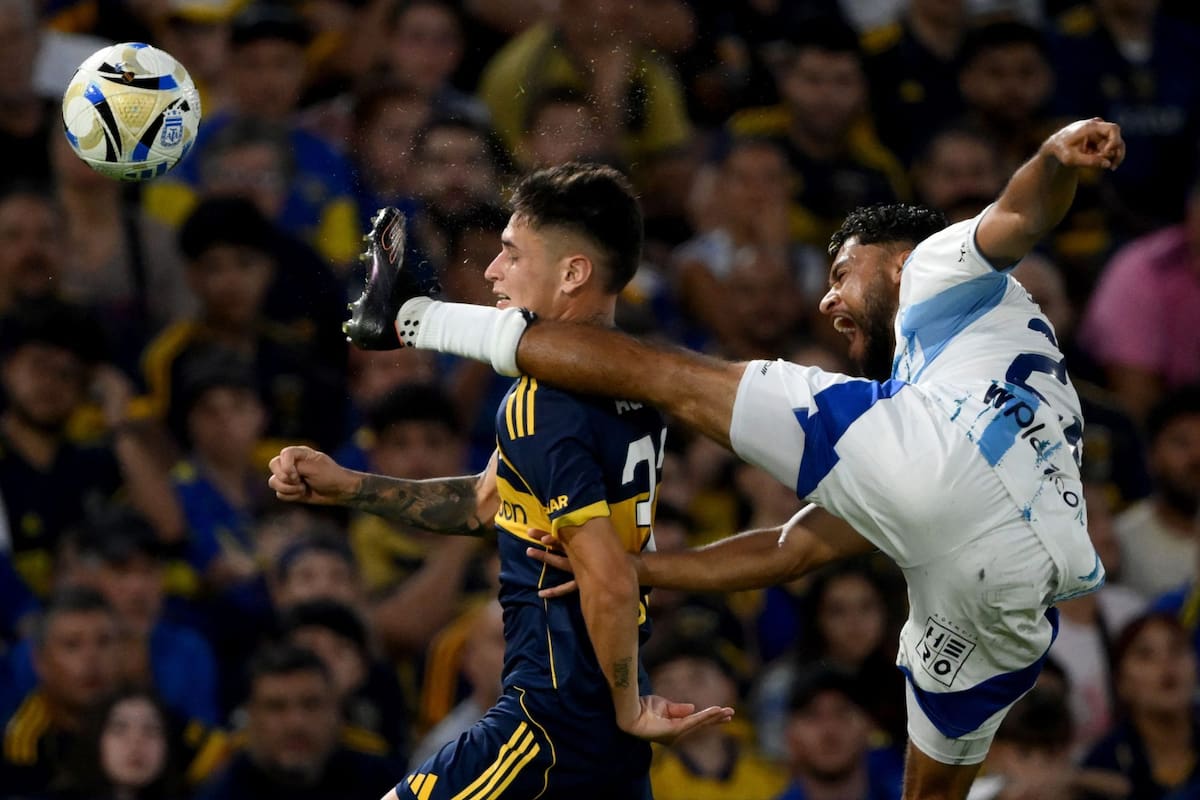 Sebastián Valencia va a todo o nada por la pelota contra Brian Aguirre; el extremo de Boca fue irregular y no hizo rendir el 4-3-3 al cambio el equipo xeneize en el 0-0 contra Millonarios en un amistoso en la Bombonera.