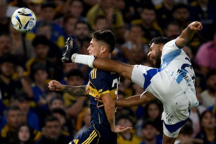 Sebastián Valencia va a todo o nada por la pelota contra Brian Aguirre; el extremo de Boca fue irregular y no hizo rendir el 4-3-3 al cambio el equipo xeneize en el 0-0 contra Millonarios en un amistoso en la Bombonera.