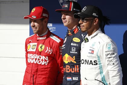 Sebastian Vettel, Max Verstappen y Lewis Hamilton, en la foto como en el podio de la clasificación