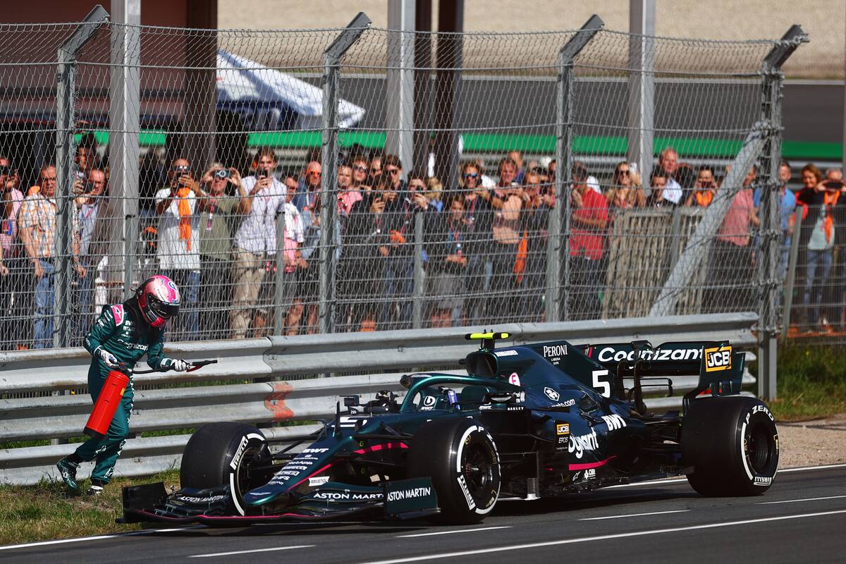 Sebastián Vettel recurre al extintor para apaciguar el humo de su Aston Martin