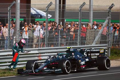 Sebastián Vettel recurre al extintor para apaciguar el humo de su Aston Martin