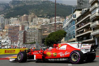 Sebastian Vettel rumbo al primer triunfo de Ferrari en Mónaco al cabo de 16 años.