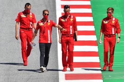 Sebastian Vettel y técnicos del equipo Ferrari recorren el circuito de F1 de Austria