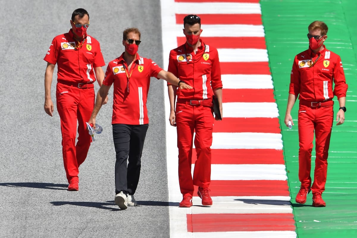 sebastián vettel y equipo recorren el circuito de F1 de Austria