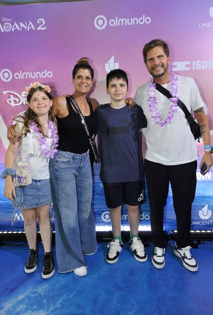Sebastián Vignolo junto a su esposa, Paula Planas y los hijos de ambos, los mellizos Bautista y Paulina