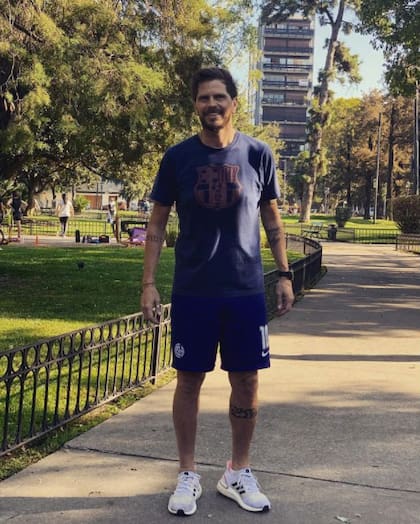 Sebastián Vignolo mostró su colección de pantalones de fútbol con los que entrena