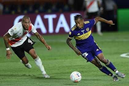 Sebastián Villa ante Maidana, en un Boca vs. River, por Copa de la Liga 2021