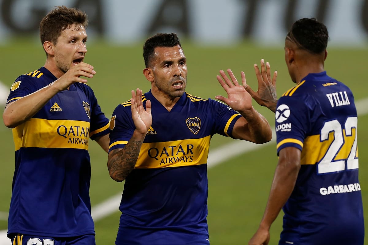 Sebastián Villa celebra junto a Carlos Tevez y Franco Soldano protagonistas en el empate de Boca Juniors.