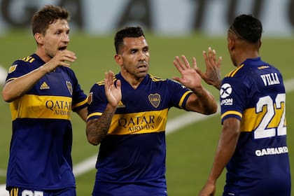 Sebastián Villa celebra junto a Carlos Tevez y Franco Soldano protagonistas en el empate de Boca Juniors.