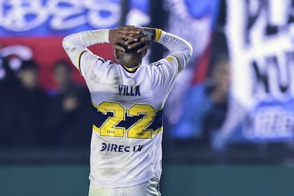 Sebastián Villa en el partido ante Arsenal, anoche, se toma la cabeza luego de una oportunidad de gol desperdiciada