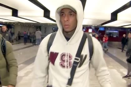 Sebastián Villa, en su llegada, esta madrugada, al aeropuerto de Ezeiza