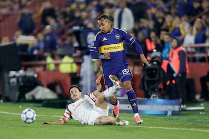Sebastián Villa encara a Gabriel Neves