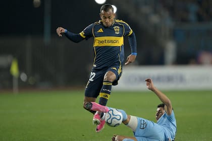 Sebastian Villa encara con la pelota ante la marca de Luis Pavez