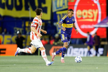 Sebastián Villa encara con la pelota, uno de los protagonistas en ataque en Boca
