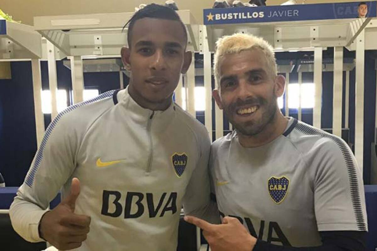 Sebastián Villa, junto a un platinado Carlos Tevez