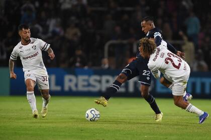 Sebastián Villa maniobra ante la marca de Guga; el colombiano, eje de la ofensiva de Independiente Rivadavia, el primer equipo que se clasificó para los 8avos de final de la Copa Libertadores
