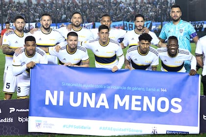 Sebastián Villa y el equipo de Boca, con un cartel contra la violencia de género, pocas horas antes de la condena
