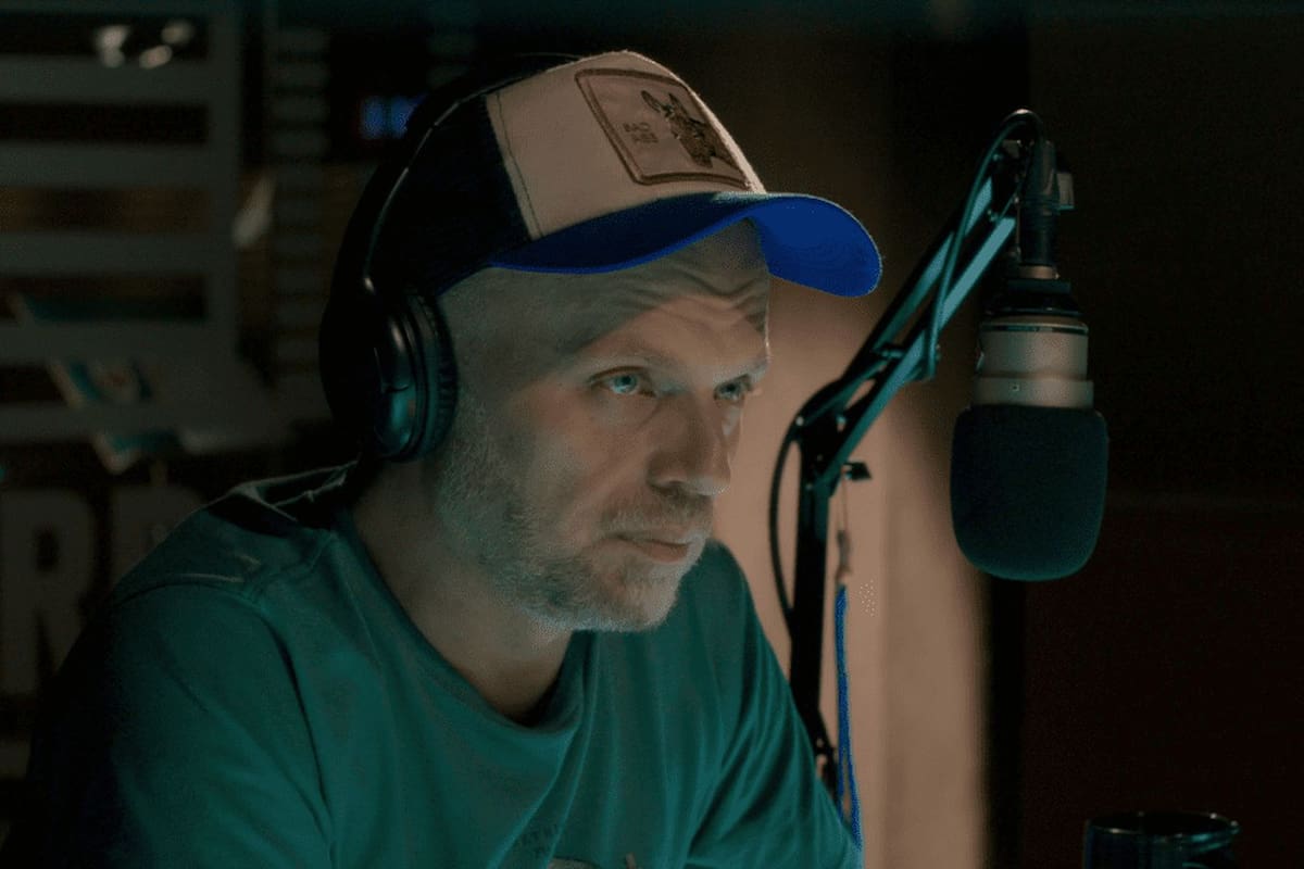 Sebastián Wainraich como su alter ego en la serie de Netflix Casi feliz, que dirige Hernán Gerschuny