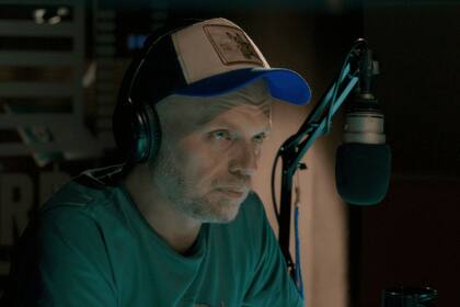 Sebastián Wainraich como su alter ego en la serie de Netflix Casi feliz, que dirige Hernán Gerschuny