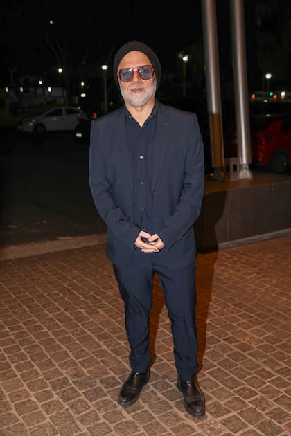 Sebastián Wainraich eligió un look monocromático en azul y le sumó dos accesorios que llamaron la atención: anteojos de sol con marco rojo y un gorro de lana