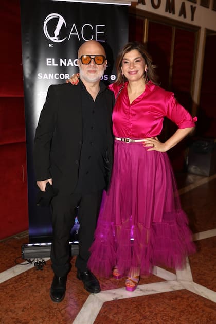 Sebastián Wainraich y Dalia Gutmann; una de las parejas más divertidas de la noche. Mientras que el conductor radial fue de negro, la comediante apostó por el color con esta camisa de raso fucsia y esta falda de tul con volados