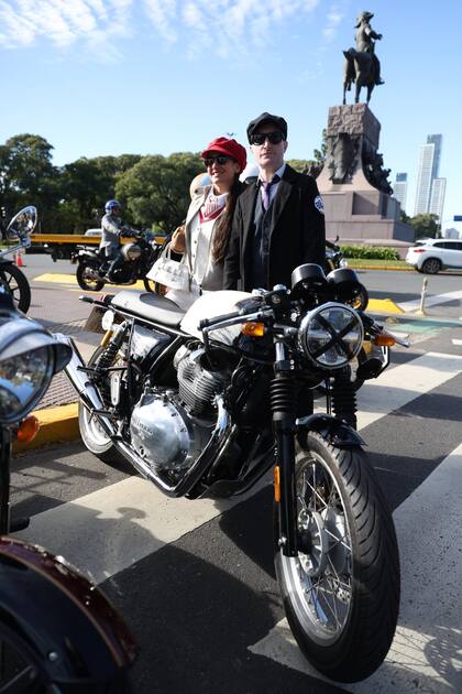 Sebastián y Fernanda Luna con su Royal Enfield GT