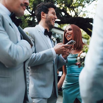 Sebastián Yatra junto a Anitta antes de caminar hacia el altar como padrino y dama de honor
