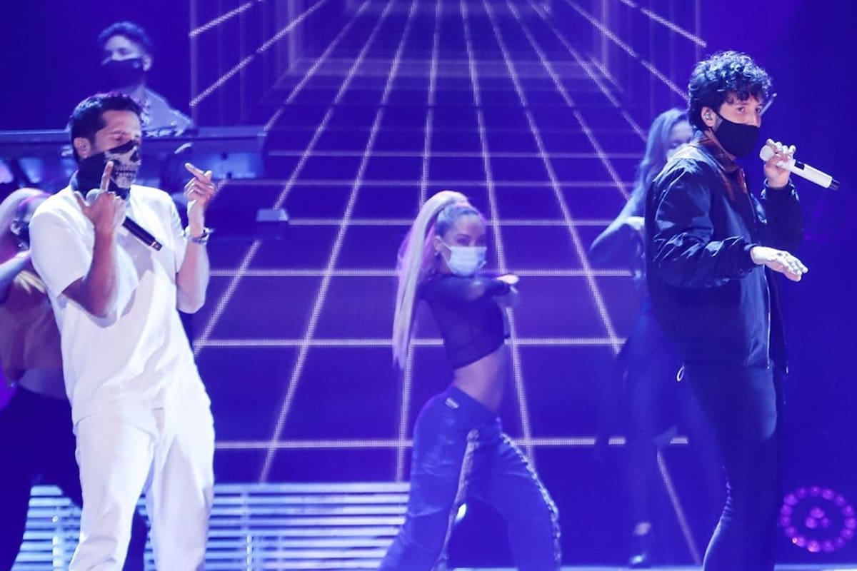 Sebastián Yatra junto a Calli y Dandee ensayan bajo un estricto protocolo para los premios Juventud 2020