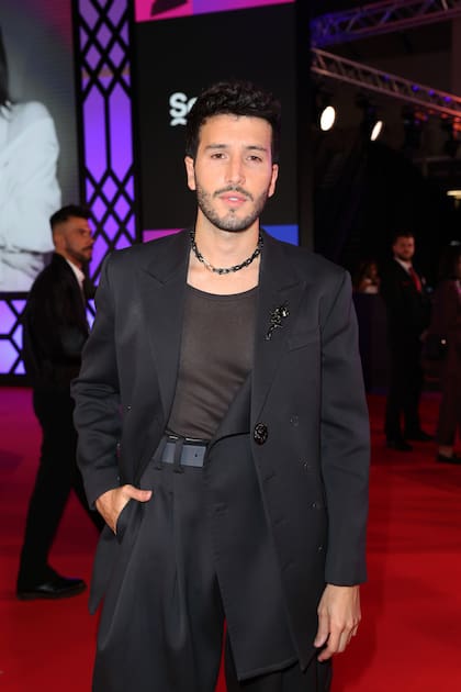 Sebastián Yatra y un look muy canchero en los Grammy a la música latina