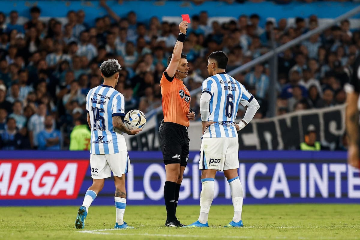 Sebastián Zunino expulsa a Marcos Rojo por su codazo a Lucas Martínez Quarata en Racing 0 vs. River 2, por el Torneo Apertura; el defensor insultará al referí.