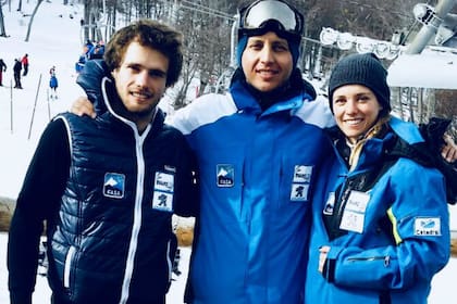 Sebastiano Gastaldi junto a su hermana Nicol, los hermanos que compiten en esqui alpino -slalom y slalom gigante- y tendrán su debut este domingo (Nicol) y el 18 de febrero (Sebastiano); en el medio, el médico Javier Lovera