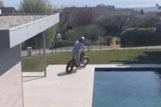 Es multicampeón de rally y armó un circuito para andar en moto por la casa