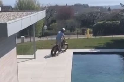 Sébastien Loeb en su casa: armó un trial para andar en moto en tiempos de cuarentena