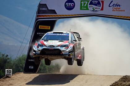Sebastien Ogier, en el aire con su Toyota, durante la última etapa del Rally en Guanajuato