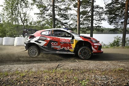 Sébastien Ogier estaba al frente en la etapa 17 del Rally de Finlandia cuando se produjo su impresionante vuelco