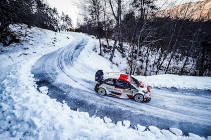 Sébastien Ogier transita sobre la nieve en el Rally de Montecarlo; el francés ganó ocho de los 14 especiales, sumó su octava victoria en el Principado y su triunfo número 50 en el Mundial de Rally.