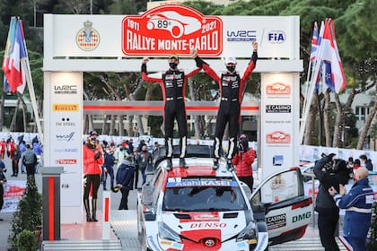 Sébastien Ogier y Julien Ingrassia festejan la victoria en el Rally de Montecarlo; Toyota no ganaba en Mónaco desde 1998, con el español Carlos Sainz.