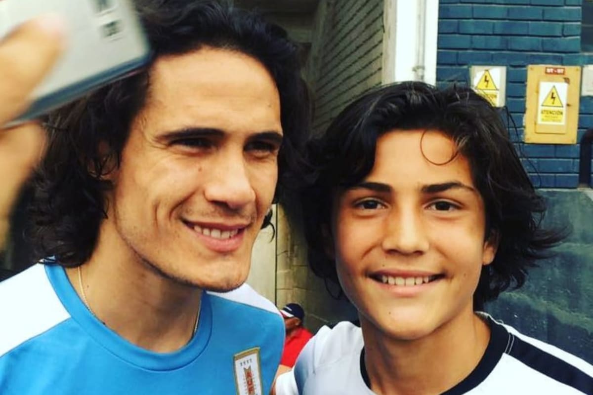 Sebastien Pineau es apodado el "nuevo Cavani" por su parecido físico y sus características futbolísticas