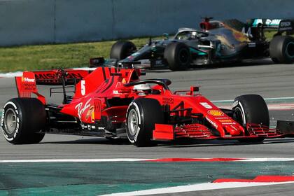 Sebastien Vettel, con Ferrari, hizo el mejor tiempo; detrás, el Mercedes de Lewis Hamilton
