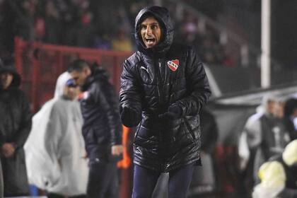 Sebatián Beccacece tuvo su estreno en Independiente; a pesar de la lluvia, no dejó su costumbre de caminar al lado de la cancha, y festejó el triunfo y la buena producción de su equipo.