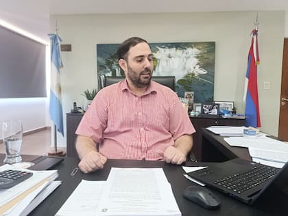 Sebely mira los mensajes, en su despacho. Al principio de su gestión arrancaba en su oficina a las 5 "hasta que me acomodé". Ahora entra a las 7