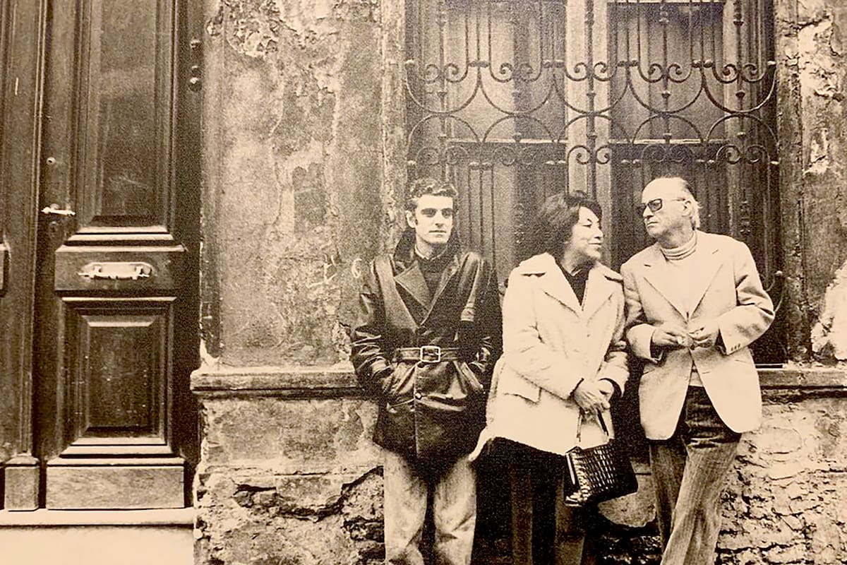 Sebreli junto al escritor Bernardo Kordon y su esposa (circa 1970)