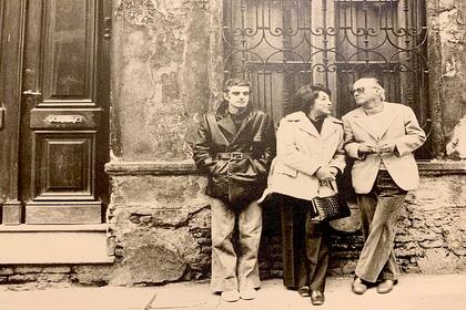 Sebreli junto al escritor Bernardo Kordon y su esposa (circa 1970)