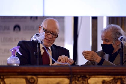 "Sebreli se ha levantado contra el progresismo reaccionario antes que yo. Solo soy un mal discípulo”, dijo Fernández Díaz este mediodía en la Legislatura porteña
