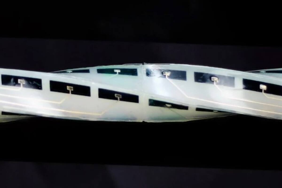 Secciones de la piel electrónica flexible del equipo montada a un brazo robótico. Fuente: Yunjie Yang | Universidad de Edimburgo.